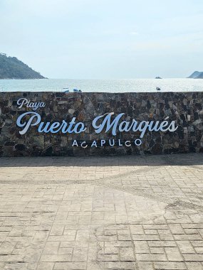 Acapulco, Guerrero, Meksika - 26 Mayıs 2025: Puerto Marques Bay, Acapulco, Guerrero 'nun Pasifik kıyısında, tüm aileye restoranlar ve su aktiviteleri sunar.