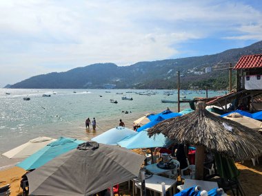 Acapulco, Guerrero, Meksika - 26 Mayıs 2025: Puerto Marques Bay, Acapulco, Guerrero 'nun Pasifik kıyısında, tüm aileye restoranlar ve su aktiviteleri sunar.