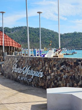 Acapulco, Guerrero, Meksika - 26 Mayıs 2025: Puerto Marques Bay, Acapulco, Guerrero 'nun Pasifik kıyısında, tüm aileye restoranlar ve su aktiviteleri sunar.