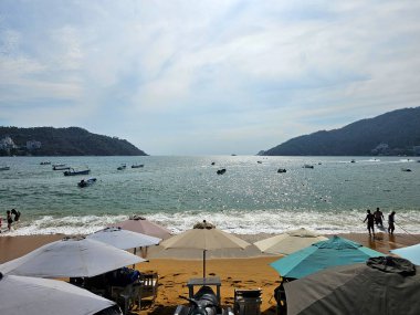 Acapulco, Guerrero, Meksika - 26 Mayıs 2025: Puerto Marques Bay, Acapulco, Guerrero 'nun Pasifik kıyısında, tüm aileye restoranlar ve su aktiviteleri sunar.