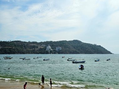 Acapulco, Guerrero, Meksika - 26 Mayıs 2025: Puerto Marques Bay, Acapulco, Guerrero 'nun Pasifik kıyısında, tüm aileye restoranlar ve su aktiviteleri sunar.