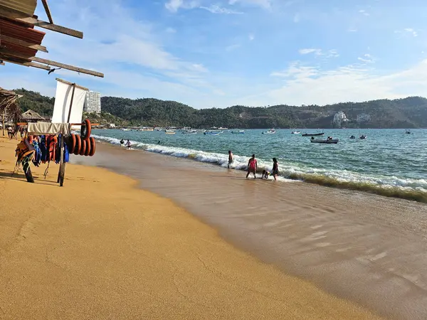 Acapulco, Guerrero, Meksika - 26 Mayıs 2025: Puerto Marques Bay, Acapulco, Guerrero 'nun Pasifik kıyısında, tüm aileye restoranlar ve su aktiviteleri sunar.