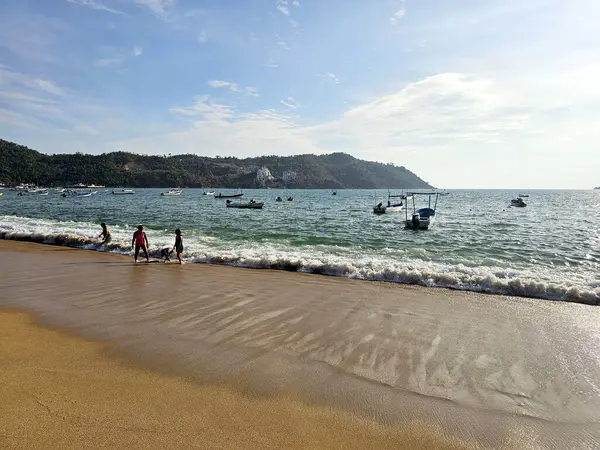 Acapulco, Guerrero, Meksika - 26 Mayıs 2025: Puerto Marques Bay, Acapulco, Guerrero 'nun Pasifik kıyısında, tüm aileye restoranlar ve su aktiviteleri sunar.