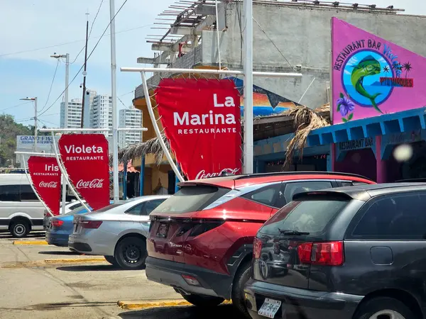 Acapulco, Guerrero, Meksika - 26 Mayıs 2025: Puerto Marques Bay, Acapulco, Guerrero 'nun Pasifik kıyısında, tüm aileye restoranlar ve su aktiviteleri sunar.
