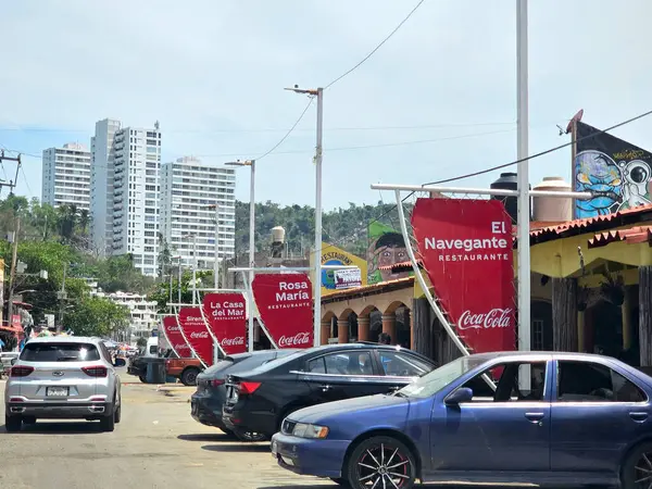 Acapulco, Guerrero, Meksika - 26 Mayıs 2025: Puerto Marques Bay, Acapulco, Guerrero 'nun Pasifik kıyısında, tüm aileye restoranlar ve su aktiviteleri sunar.