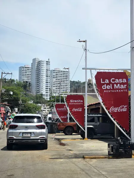 Acapulco, Guerrero, Meksika - 26 Mayıs 2025: Puerto Marques Bay, Acapulco, Guerrero 'nun Pasifik kıyısında, tüm aileye restoranlar ve su aktiviteleri sunar.
