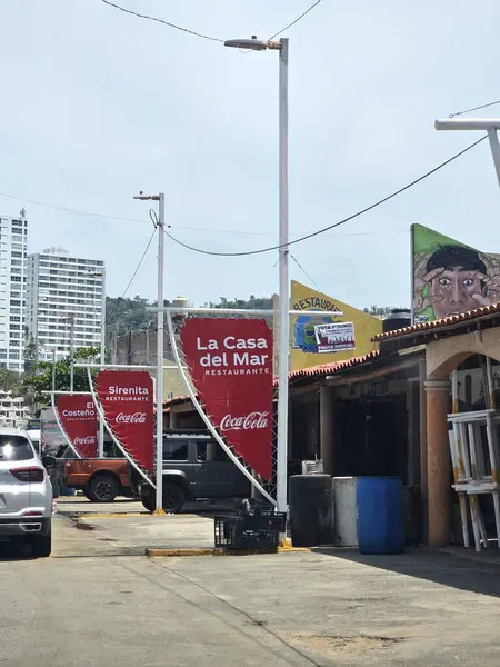 Acapulco, Guerrero, Meksika - 26 Mayıs 2025: Puerto Marques Bay, Acapulco, Guerrero 'nun Pasifik kıyısında, tüm aileye restoranlar ve su aktiviteleri sunar.