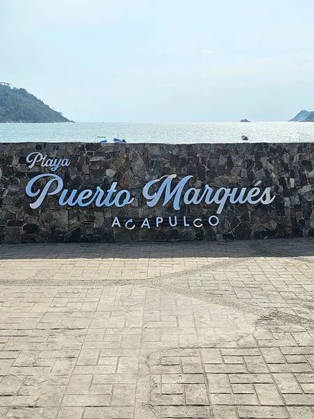 Acapulco, Guerrero, Meksika - 26 Mayıs 2025: Puerto Marques Bay, Acapulco, Guerrero 'nun Pasifik kıyısında, tüm aileye restoranlar ve su aktiviteleri sunar.