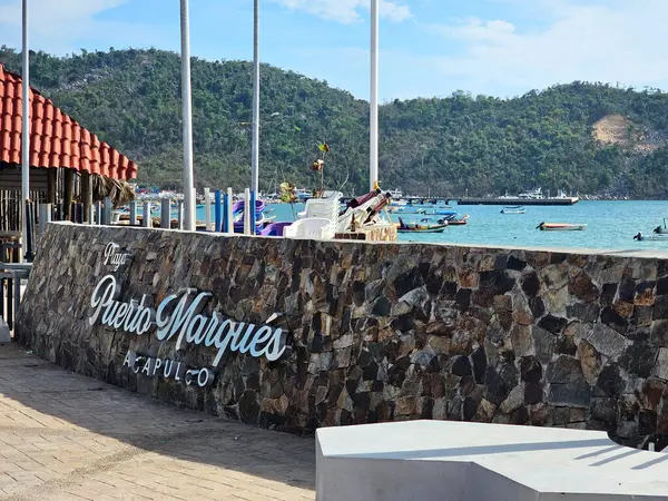Acapulco, Guerrero, Meksika - 26 Mayıs 2025: Puerto Marques Bay, Acapulco, Guerrero 'nun Pasifik kıyısında, tüm aileye restoranlar ve su aktiviteleri sunar.