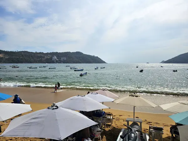 Acapulco, Guerrero, Meksika - 26 Mayıs 2025: Puerto Marques Bay, Acapulco, Guerrero 'nun Pasifik kıyısında, tüm aileye restoranlar ve su aktiviteleri sunar.