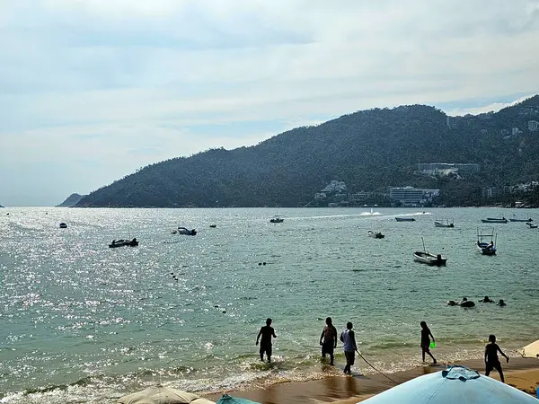 Acapulco, Guerrero, Meksika - 26 Mayıs 2025: Puerto Marques Bay, Acapulco, Guerrero 'nun Pasifik kıyısında, tüm aileye restoranlar ve su aktiviteleri sunar.