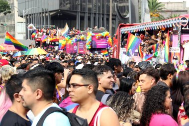 Mexico City, Mexico - 29 Haziran 2024: Onur Yürüyüşü, CDMX caddelerinde LGBTİ topluluğunun, lezbiyen, eşcinsel, biseksüel, trans ve interseksüel üyelerinin bir festival gösterisidir.