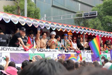 Mexico City, Mexico - 29 Haziran 2024: Onur Yürüyüşü, CDMX caddelerinde LGBTİ topluluğunun, lezbiyen, eşcinsel, biseksüel, trans ve interseksüel üyelerinin bir festival gösterisidir.