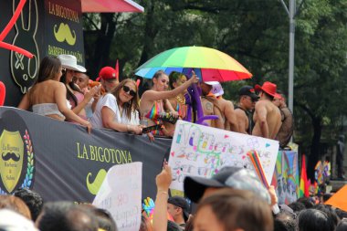 Mexico City, Mexico - 29 Haziran 2024: Onur Yürüyüşü, CDMX caddelerinde LGBTİ topluluğunun, lezbiyen, eşcinsel, biseksüel, trans ve interseksüel üyelerinin bir festival gösterisidir.