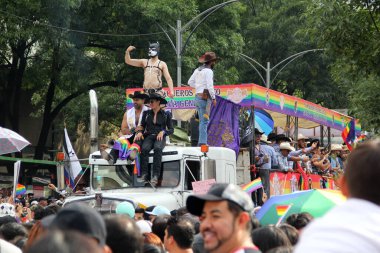 Mexico City, Mexico - 29 Haziran 2024: Onur Yürüyüşü, CDMX caddelerinde LGBTİ topluluğunun, lezbiyen, eşcinsel, biseksüel, trans ve interseksüel üyelerinin bir festival gösterisidir.