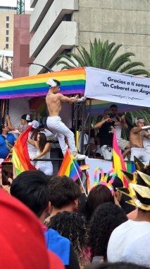 Mexico City, Mexico - 29 Haziran 2024: Onur Yürüyüşü, CDMX caddelerinde LGBTİ topluluğunun, lezbiyen, eşcinsel, biseksüel, trans ve interseksüel üyelerinin bir festival gösterisidir.