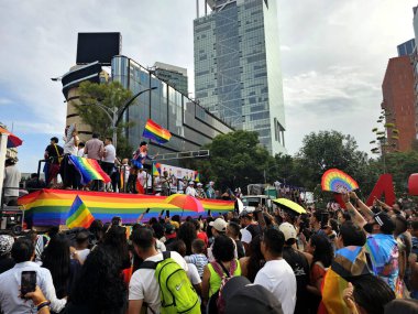 Mexico City, Mexico - 29 Haziran 2024: Onur Yürüyüşü, CDMX caddelerinde LGBTİ topluluğunun, lezbiyen, eşcinsel, biseksüel, trans ve interseksüel üyelerinin bir festival gösterisidir.