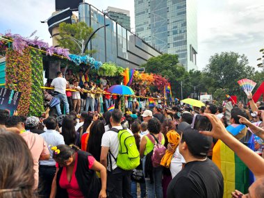 Mexico City, Mexico - 29 Haziran 2024: Onur Yürüyüşü, CDMX caddelerinde LGBTİ topluluğunun, lezbiyen, eşcinsel, biseksüel, trans ve interseksüel üyelerinin bir festival gösterisidir.