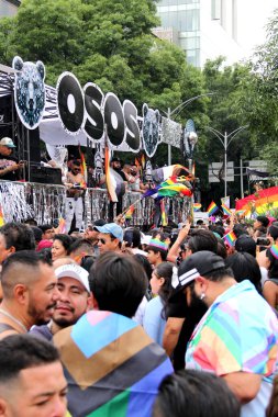 Mexico City, Mexico - 29 Haziran 2024: Onur Yürüyüşü, CDMX caddelerinde LGBTİ topluluğunun, lezbiyen, eşcinsel, biseksüel, trans ve interseksüel üyelerinin bir festival gösterisidir.