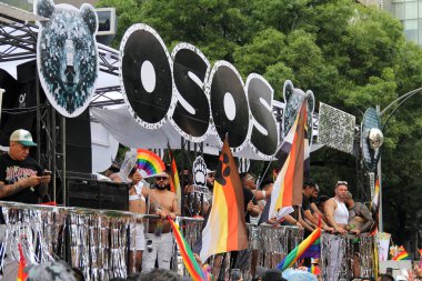 Mexico City, Mexico - 29 Haziran 2024: Onur Yürüyüşü, CDMX caddelerinde LGBTİ topluluğunun, lezbiyen, eşcinsel, biseksüel, trans ve interseksüel üyelerinin bir festival gösterisidir.
