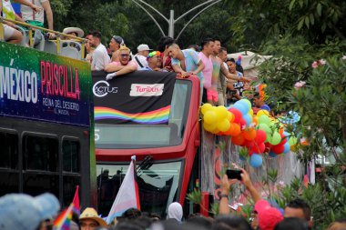 Mexico City, Mexico - 29 Haziran 2024: Onur Yürüyüşü, CDMX caddelerinde LGBTİ topluluğunun, lezbiyen, eşcinsel, biseksüel, trans ve interseksüel üyelerinin bir festival gösterisidir.