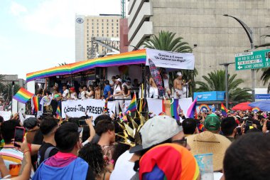 Mexico City, Mexico - 29 Haziran 2024: Onur Yürüyüşü, CDMX caddelerinde LGBTİ topluluğunun, lezbiyen, eşcinsel, biseksüel, trans ve interseksüel üyelerinin bir festival gösterisidir.