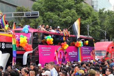 Mexico City, Mexico - 29 Haziran 2024: Onur Yürüyüşü, CDMX caddelerinde LGBTİ topluluğunun, lezbiyen, eşcinsel, biseksüel, trans ve interseksüel üyelerinin bir festival gösterisidir.