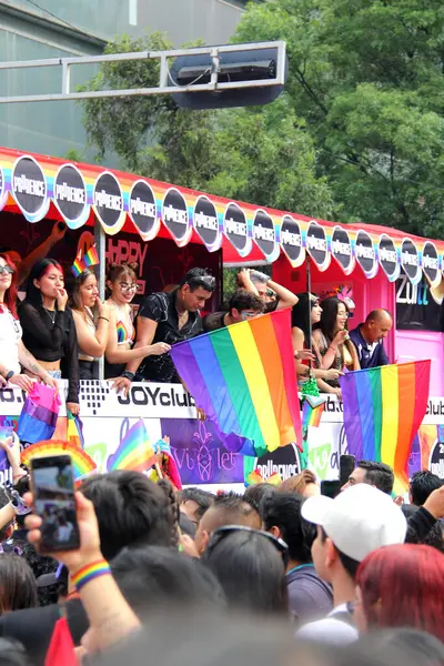 Mexico City, Mexico - 29 Haziran 2024: Onur Yürüyüşü, CDMX caddelerinde LGBTİ topluluğunun, lezbiyen, eşcinsel, biseksüel, trans ve interseksüel üyelerinin bir festival gösterisidir.