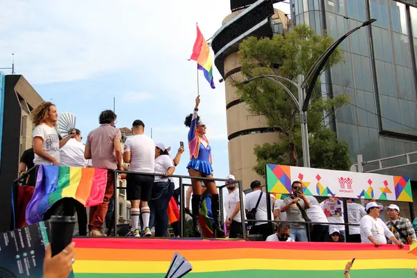 Mexico City, Mexico - 29 Haziran 2024: Onur Yürüyüşü, CDMX caddelerinde LGBTİ topluluğunun, lezbiyen, eşcinsel, biseksüel, trans ve interseksüel üyelerinin bir festival gösterisidir.