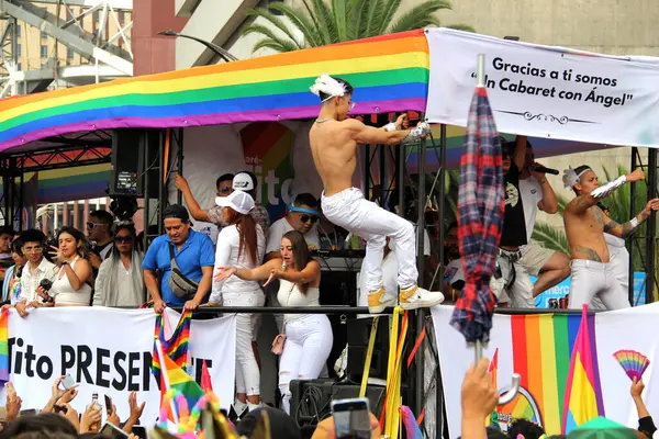 Mexico City, Mexico - 29 Haziran 2024: Onur Yürüyüşü, CDMX caddelerinde LGBTİ topluluğunun, lezbiyen, eşcinsel, biseksüel, trans ve interseksüel üyelerinin bir festival gösterisidir.