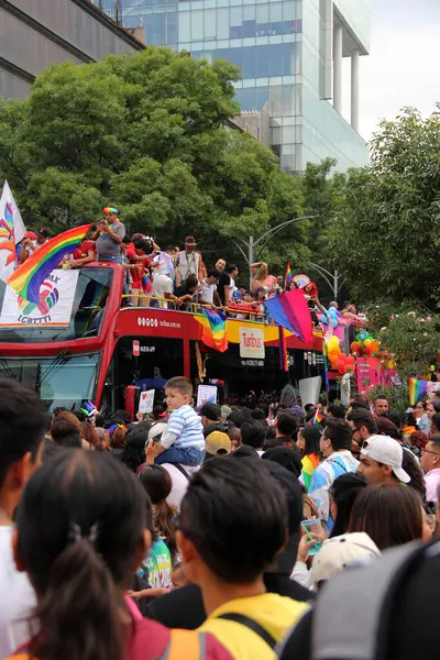Mexico City, Mexico - 29 Haziran 2024: Onur Yürüyüşü, CDMX caddelerinde LGBTİ topluluğunun, lezbiyen, eşcinsel, biseksüel, trans ve interseksüel üyelerinin bir festival gösterisidir.