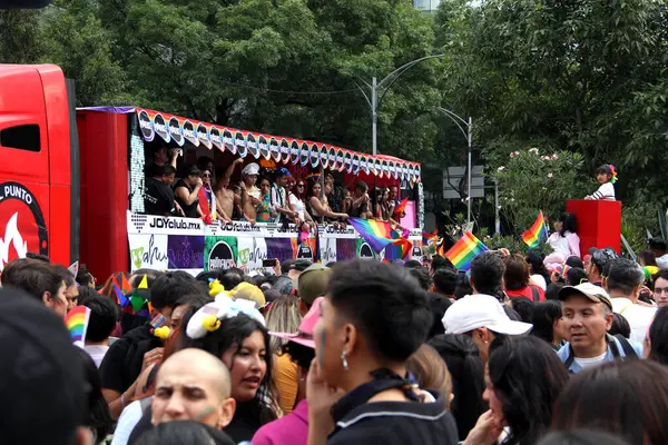 Mexico City, Mexico - 29 Haziran 2024: Onur Yürüyüşü, CDMX caddelerinde LGBTİ topluluğunun, lezbiyen, eşcinsel, biseksüel, trans ve interseksüel üyelerinin bir festival gösterisidir.