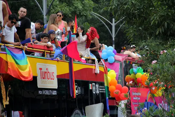Mexico City, Mexico - 29 Haziran 2024: Onur Yürüyüşü, CDMX caddelerinde LGBTİ topluluğunun, lezbiyen, eşcinsel, biseksüel, trans ve interseksüel üyelerinin bir festival gösterisidir.