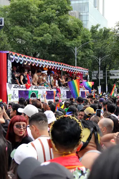 Mexico City, Mexico - 29 Haziran 2024: Onur Yürüyüşü, CDMX caddelerinde LGBTİ topluluğunun, lezbiyen, eşcinsel, biseksüel, trans ve interseksüel üyelerinin bir festival gösterisidir.