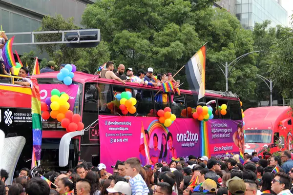 Mexico City, Mexico - 29 Haziran 2024: Onur Yürüyüşü, CDMX caddelerinde LGBTİ topluluğunun, lezbiyen, eşcinsel, biseksüel, trans ve interseksüel üyelerinin bir festival gösterisidir.