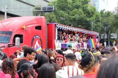 Mexico City, Mexico - 29 Haziran 2024: Onur Yürüyüşü, CDMX caddelerinde LGBTİ topluluğunun, lezbiyen, eşcinsel, biseksüel, trans ve interseksüel üyelerinin bir festival gösterisidir.
