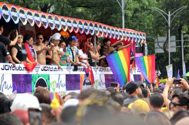 Mexico City, Mexico - 29 Haziran 2024: Onur Yürüyüşü, CDMX caddelerinde LGBTİ topluluğunun, lezbiyen, eşcinsel, biseksüel, trans ve interseksüel üyelerinin bir festival gösterisidir.