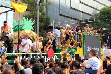 Mexico City, Mexico - 29 Haziran 2024: Onur Yürüyüşü, CDMX caddelerinde LGBTİ topluluğunun, lezbiyen, eşcinsel, biseksüel, trans ve interseksüel üyelerinin bir festival gösterisidir.
