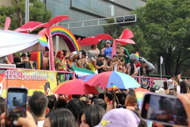 Mexico City, Mexico - 29 Haziran 2024: Onur Yürüyüşü, CDMX caddelerinde LGBTİ topluluğunun, lezbiyen, eşcinsel, biseksüel, trans ve interseksüel üyelerinin bir festival gösterisidir.