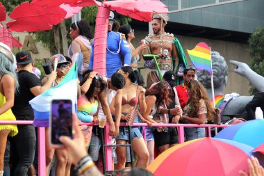 Mexico City, Mexico - 29 Haziran 2024: Onur Yürüyüşü, CDMX caddelerinde LGBTİ topluluğunun, lezbiyen, eşcinsel, biseksüel, trans ve interseksüel üyelerinin bir festival gösterisidir.