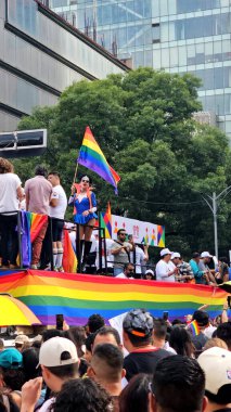 Mexico City, Mexico - 29 Haziran 2024: Onur Yürüyüşü, CDMX caddelerinde LGBTİ topluluğunun, lezbiyen, eşcinsel, biseksüel, trans ve interseksüel üyelerinin bir festival gösterisidir.