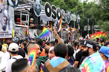 Mexico City, Mexico - 29 Haziran 2024: Onur Yürüyüşü, CDMX caddelerinde LGBTİ topluluğunun, lezbiyen, eşcinsel, biseksüel, trans ve interseksüel üyelerinin bir festival gösterisidir.