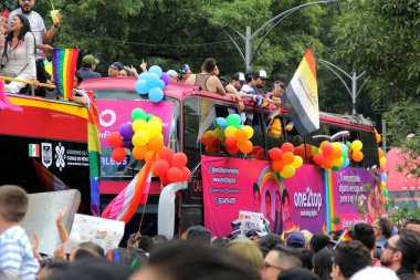 Mexico City, Mexico - 29 Haziran 2024: Onur Yürüyüşü, CDMX caddelerinde LGBTİ topluluğunun, lezbiyen, eşcinsel, biseksüel, trans ve interseksüel üyelerinin bir festival gösterisidir.