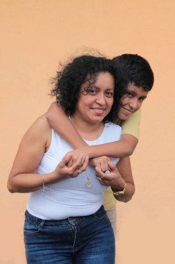 Boşanmış bekar bir anne ve 9 yaşındaki Latin oğlu anneler gününü kutlamak için sevgilerini sevgileriyle ve öpücüklerle gösteriyorlar.