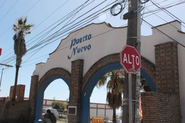 Puerto Nuevo, Baja California, Meksika - 14 Aralık 2025: Baja California 'daki Pueblo Nuevo sahildeki restoranlarında ıstakoz yemekleriyle ünlüdür