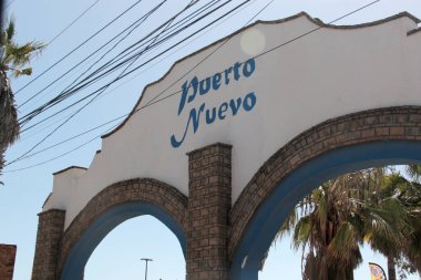 Puerto Nuevo, Baja California, Meksika - 14 Aralık 2025: Baja California 'daki Pueblo Nuevo sahildeki restoranlarında ıstakoz yemekleriyle ünlüdür