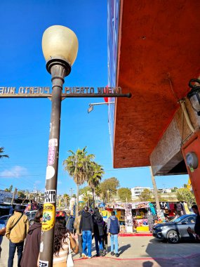 Puerto Nuevo, Baja California, Meksika - 14 Aralık 2025: Baja California 'daki Pueblo Nuevo sahildeki restoranlarında ıstakoz yemekleriyle ünlüdür
