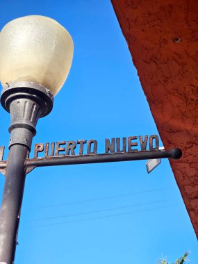 Puerto Nuevo, Baja California, Meksika - 14 Aralık 2025: Baja California 'daki Pueblo Nuevo sahildeki restoranlarında ıstakoz yemekleriyle ünlüdür