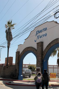 Puerto Nuevo, Baja California, Meksika - 14 Aralık 2025: Baja California 'daki Pueblo Nuevo sahildeki restoranlarında ıstakoz yemekleriyle ünlüdür