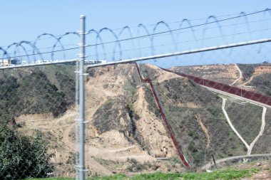 Tijuana, Baja California, Meksika - 14 Aralık 2025: Tijuana ile San Diego arasındaki sınır duvarı, Meksika ile Amerika Birleşik Devletleri arasındaki sınırın bir kısmını oluşturan fiziksel bir bariyerdir.